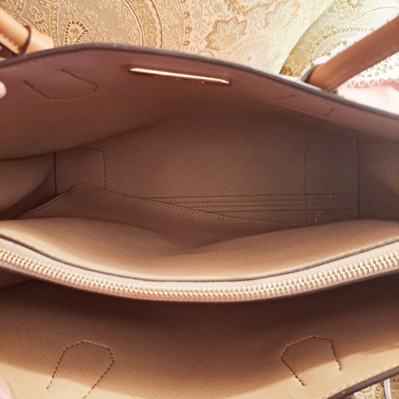 Michael Kors Tan Monogrammed Jacquard XL Mercer Handbag & Matching Wallet - Picture 6 of 13